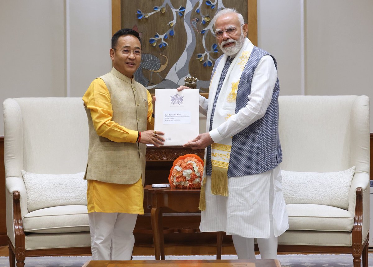 PSTamangGolay's tweet image. It was a great privilege for me to call on the Hon’ble Prime Minister, Shri @narendramodi Ji, and on behalf of the people of Sikkim, convey our deepest gratitude for his visionary leadership, constant support, and encouragement that continue to guide Sikkim’s journey of peace,…