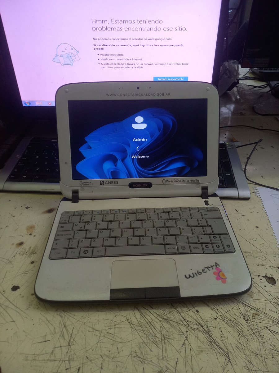 Quien fue el sadico que le instalo windows 11 a esta maquina JAJAJAJ