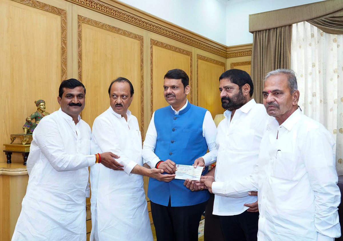 CMOMaharashtra's tweet image. मुख्यमंत्री देवेंद्र फडणवीस यांना मुंबई येथे &apos;कृषी उत्पन्न बाजार समिती, पुणे&apos;च्या वतीने अतिवृष्टीग्रस्तांसाठी &apos;मुख्यमंत्री सहाय्यता निधी&apos;मध्ये ₹25,00,000 देणगीचा धनादेश सुपूर्द करण्यात आला. यावेळी मुख्यमंत्री फडणवीस यांनी त्यांचे आभार मानले!

@Dev_Fadnavis 
#Maharashtra…