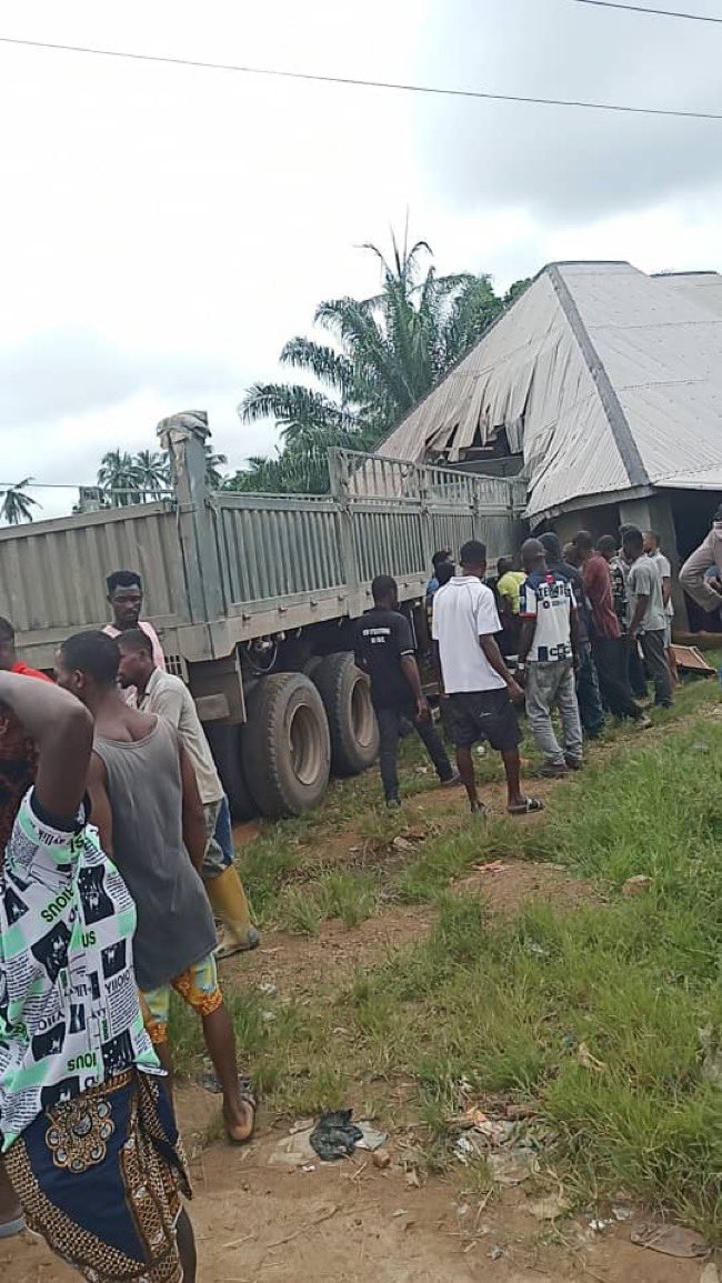 NigeriaStories's tweet photo. BREAKING NEWS : Dangote truck rams into a family house in Iwuru Obio Ntan community, Biase LGA, Cross River state k!lling 2 persons 💔 https://t.co/e9MY2n2eHs