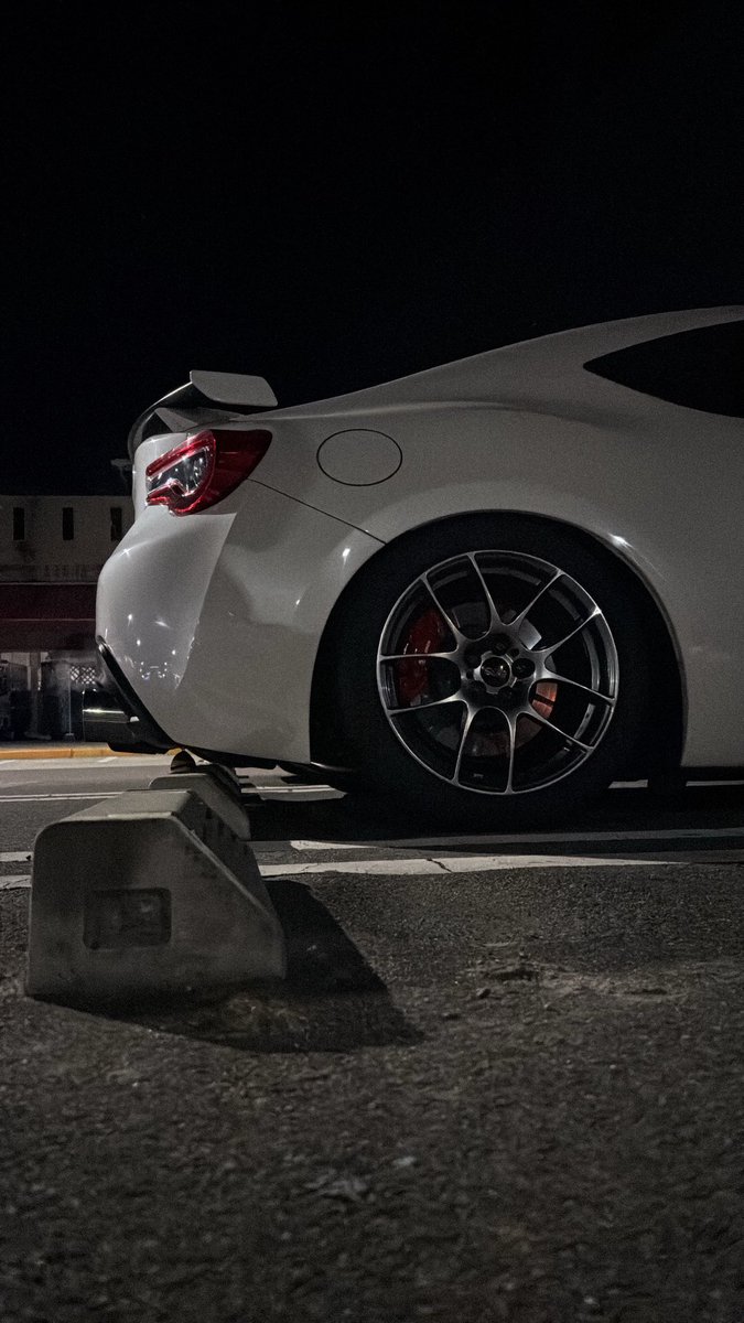 5_xm3's tweet photo. 今BBS RF504履いてるんですけど白ホイでNT03RRかトレーサーGT-Vで悩んでてどっちがいいと思いますか
ブレンボの赤にGT-Vのスポークのピンクのステッカーはいろありすぎ？
 #ホイール https://t.co/glUTOACWz7