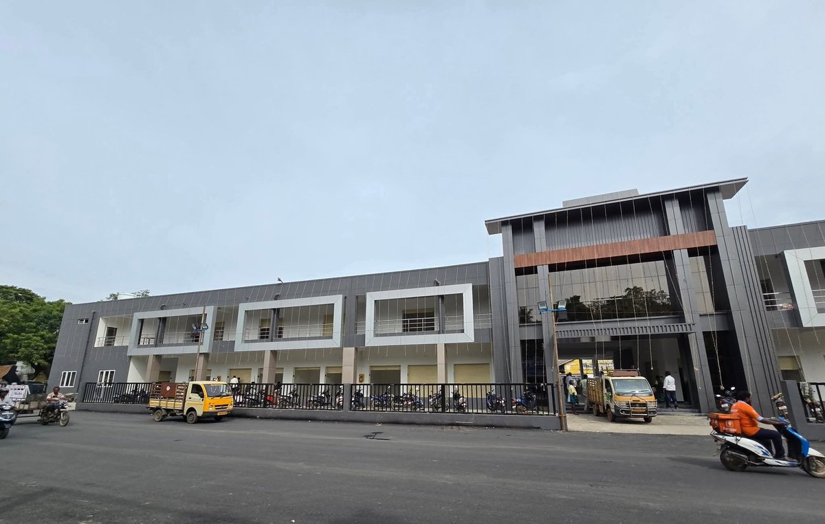 United_Tanjore's tweet image. Thiruvarur Newly Modified Old Bus Stand looks neat and grand 😍
Likewise Kindly Upgrade TVR New Bustand too. 🙏🙏
@mkstalin @TRBRajaa  @kalaivanandmk @arasubus