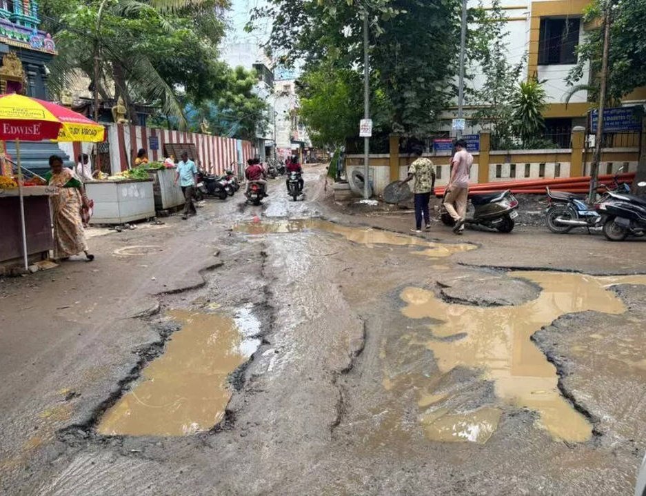 Dineshjeev's tweet photo. நடனமாட
ஒத்திகை பார்த்து கொண்டிக்கிறாள் மேகமகள்...
பள்ளிளிக்கப் காத்துக்கிடந்தது 
நகரத்தின் சாலைகள்.....💫
#ChennaiRains #Rain #roads #wfh https://t.co/b4gxDUTVrT