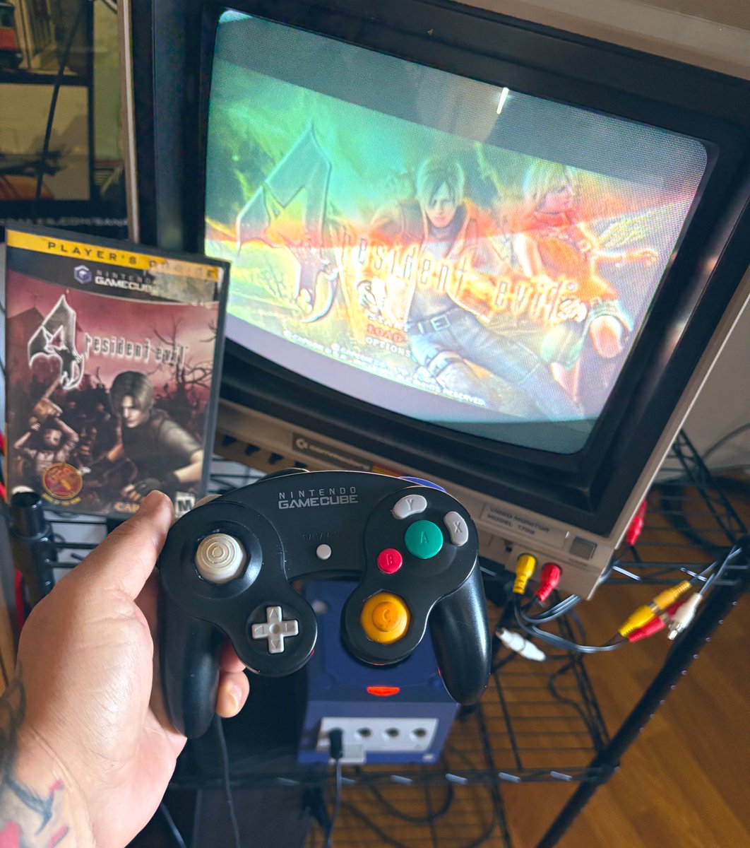 retrofreshc's tweet image. Second spooky game of the season 🎃 — first time ever playing Resident Evil 4 and first time playing a GameCube, all in one stream lol. This should be good 😅💀👾