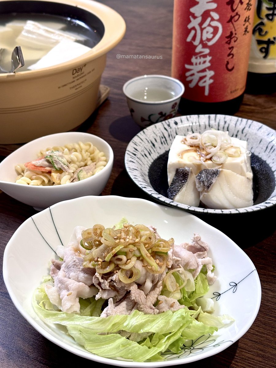 mamatansaurus's tweet image. 今夜は月が綺麗ですね…あれ?
曇っていてお月様が見えません🥲
見える地域の方が羨ましいです🌕🐇✨
今夜は石川の天狗乃舞のひやおろし
京都 森喜の木綿豆腐で湯豆腐
豚しゃぶサラダはネギソースで
月曜日お疲れ様でした🍶