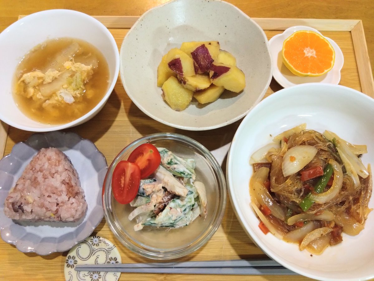 Sunmama15's tweet photo. 今日の晩ごはん

■チャプチェ
■きゅうりとちくわのおかかマヨ和え
■揚げない大学芋
■中華スープ
■栗入り御赤飯おにぎり
■みかん🍊
今日も美味しくいただきます！
#晩ごはん　#おうちごはん　#料理記録　#献立　#大学芋　#いただきます https://t.co/sel37jniri