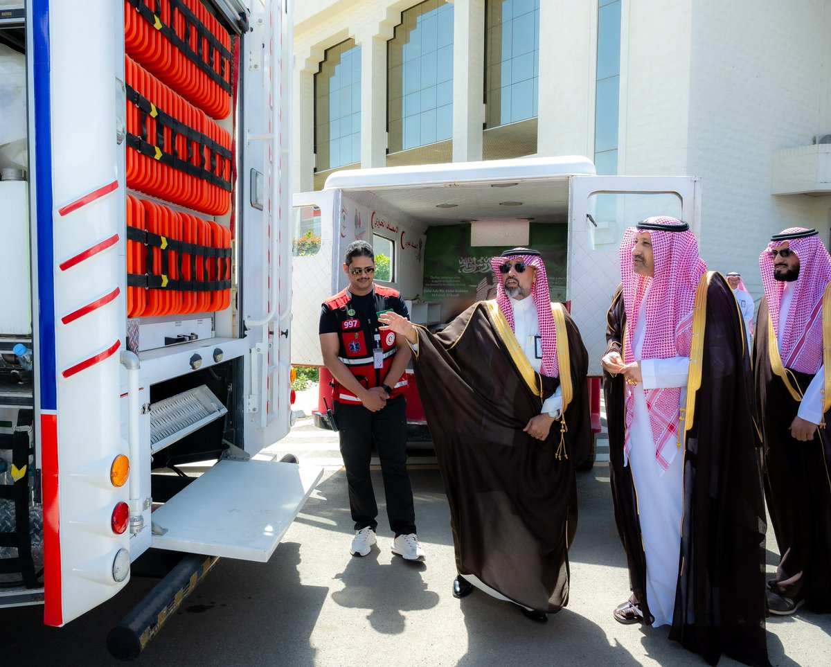 Emara_Albaha's tweet photo. سمو الأمير الدكتور #حسام_بن_سعود_بن_عبدالعزيز أمير منطقة الباحة يدشن مركبة التدخل السريع “عبيّة” لتعزيز سرعة الاستجابة للحالات الطارئة ورفع كفاءة الخدمات الإسعافية في المواقع الحيوية.

#إمارة_منطقة_الباحة https://t.co/DSHkibqBLJ