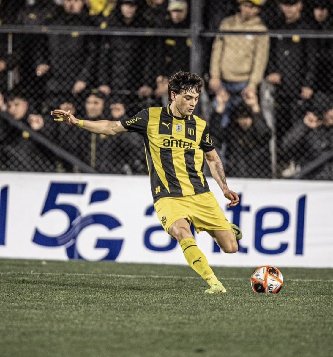 CLMerlo's tweet image. 🚨Clubes de España, Italia y Portugal pujan por Nahuel Herrera, defensor de 20 años de Peñarol.
*️⃣Hay negociaciones con su club y se espera que sea vendido a Europa en este mercado por, al menos, €12M.