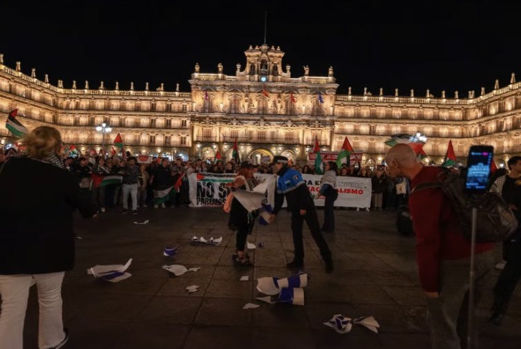 Condenamos la represión ejercida por la Policía durante la manifestación de ayer, en la cual al menos dos personas fueron identificadas por encender una bengala y romper una cartulina con la bandera de Israel. Frente a la represión, respondemos con más organización y solidaridad.