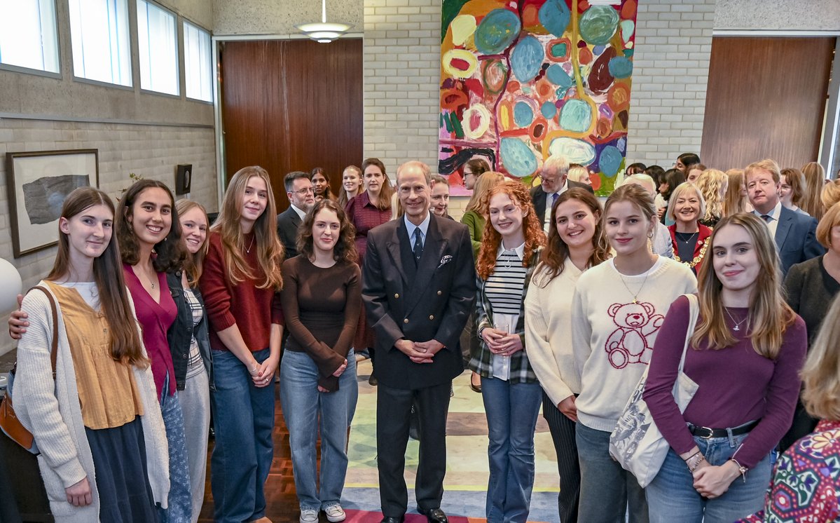 Cambridge_Uni's tweet image. We were honoured to welcome HRH The Duke of Edinburgh @RoyalFamily  to @MECCambridge to celebrate a day of art and sport. 

He also met with students who had completed the DofE Award and launched the first National Real Tennis Open Event: cam.ac.uk/news/hrh-the-d…