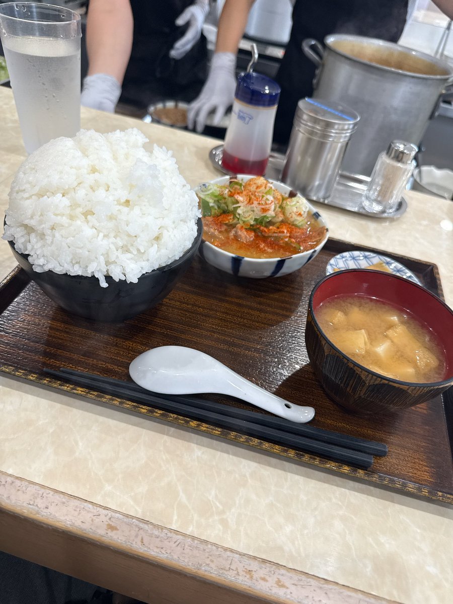 今日とんでもない量のご飯を盛られましたw

ご飯大盛り無料のお店です。
ちなみにもつ専門店なんですが
最強に美味しいです！

社長さんが気さくにお話してくださったんですが、他にもつ屋行きます？って聞かれたので、柏の有名店をあげたら、俺昨日行ってきたよ！って🤣🤣
