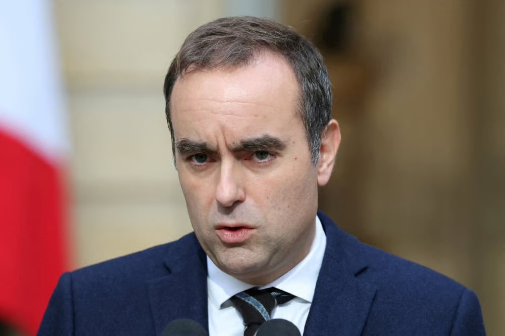 Encore un gouvernement mort-né, encore les mêmes visages, encore les mêmes échecs. Le système s’effondre, la France souffre. 

Nous ne céderons ni à la résignation ni à l’oubli. 

L’heure viendra de relever la Nation, avec honneur et pour le peuple. 🇫🇷