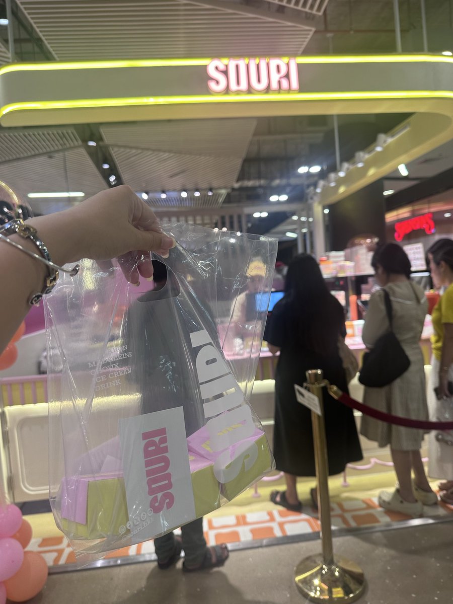SHiNoBI_oonie's tweet image. ชั้นได้กินละแกมาการองไข่เค็มที่เดียวในประเทศ คืออดใจไม่ไหวตอนรถติดไฟแดงก็แกะกินเลย ฉ่ำๆกัดแล้วซอสไข่เค็มเยิ้มๆมันนัวร์ฟินสุด แต่ชั้นชอบฝามันอ่ะ (แป้ง) อร่อยมากก

#SOURI #SOURIBKK