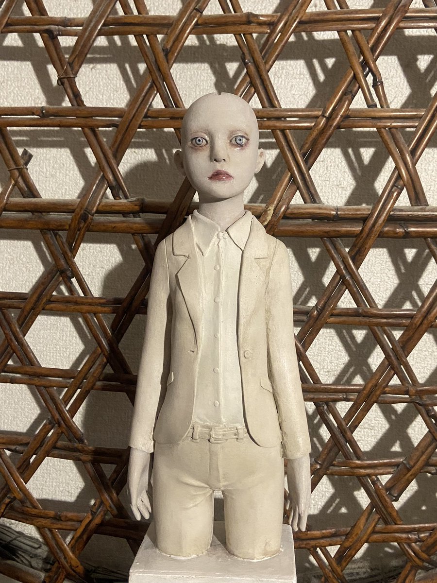 集中するあまり猫背になり過ぎていたのか立ち上がったら久しぶりに腰がヤバイ😣 座るのも寝転がるのも痛みが来るから横になったらもう立ちたくないです。猫達が遊んでと文句言ってますがお願いこの痛み感じ取って🐈‍⬛🐈‍⬛🐈‍⬛🐈‍⬛🐈‍⬛