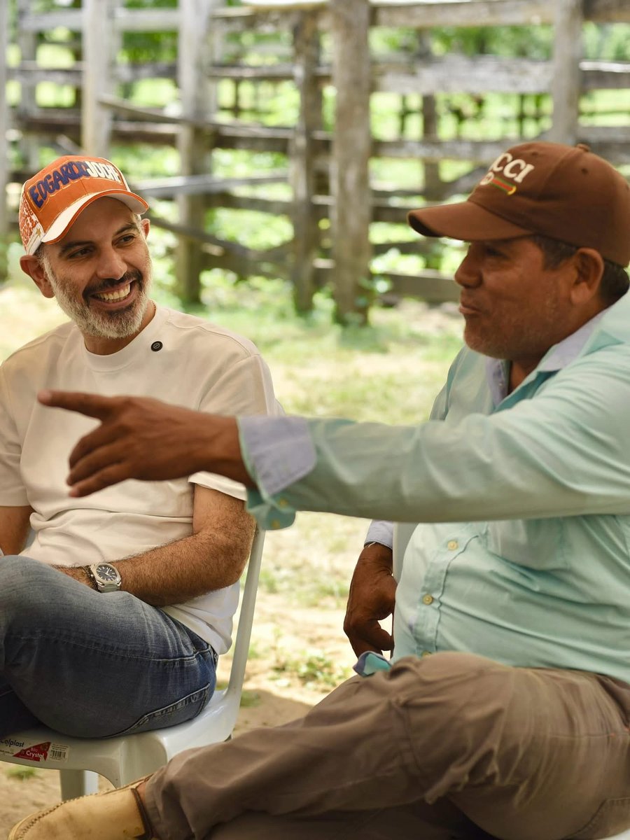 <a href="/EdgardoEspitia/">Edgardo Espitia</a> sigue recorriendo cada rincón del departamento, hablando con la gente de frente, sin escoltas ni discursos preparados. Escucha al campesino, al joven, al comerciante, porque sabe que el verdadero poder está en el pueblo. Esa es la diferencia entre los que viven de