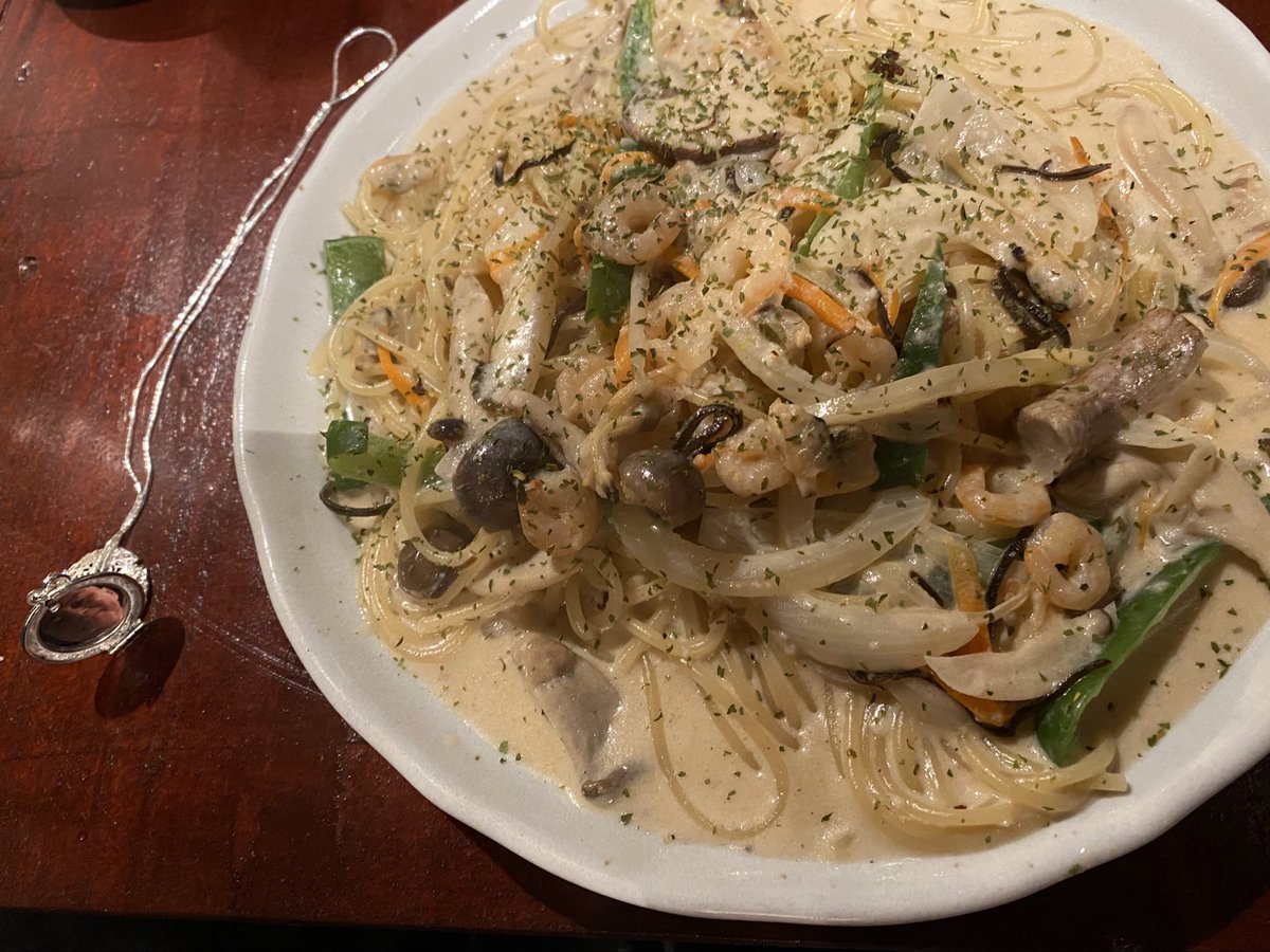 VestedInterest2's tweet image. 道頓堀近くのバー、秘密倶楽部アニマアニムスでクリームパスタを食べてる