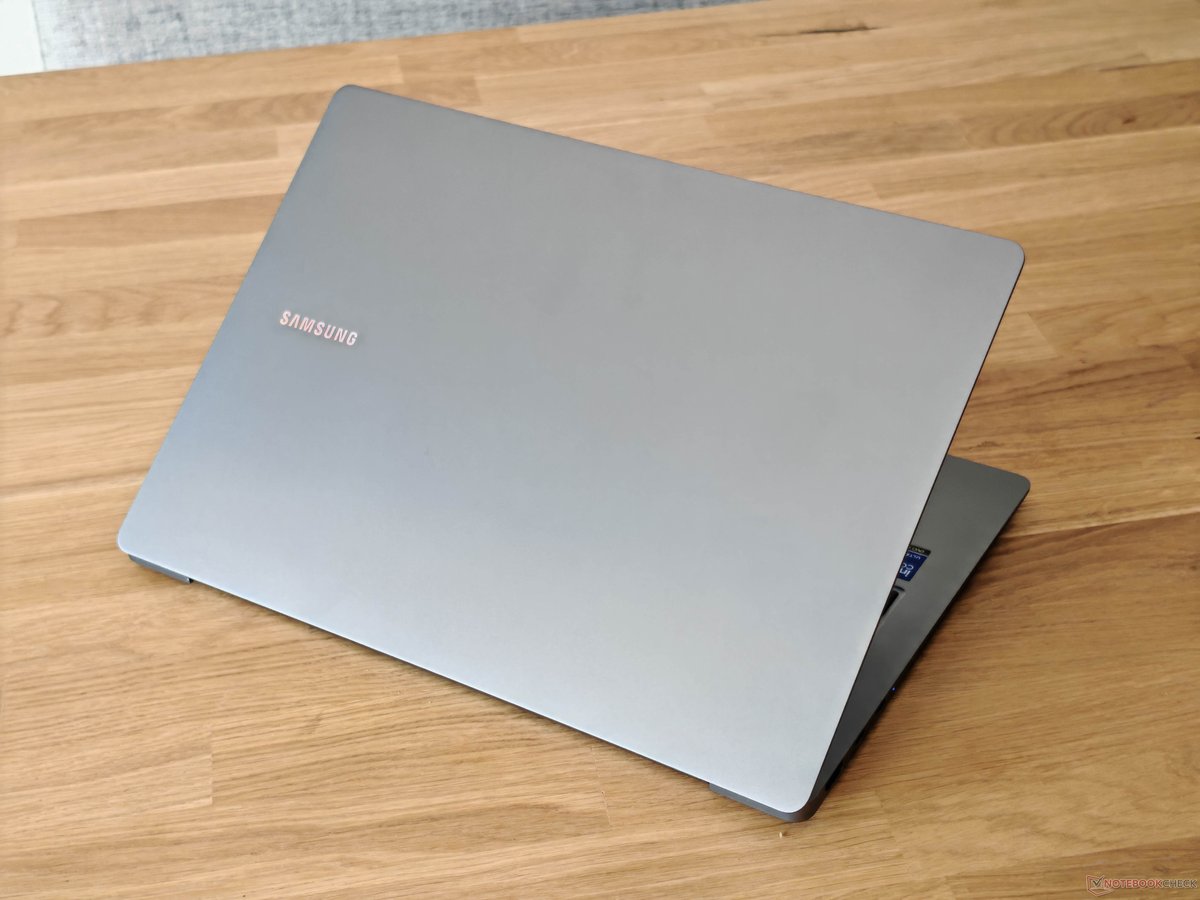 notebookcheck's tweet photo. Samsung Galaxy Book5 Pro 14 im Test - Dank Lunar Lake endlich ein Rivale für Apples MacBook Air? https://t.co/QeNdYSswJe #Samsung #GalaxyBook #MacBookAir #LunarLake #NotebookTest https://t.co/1igAwxEnjT