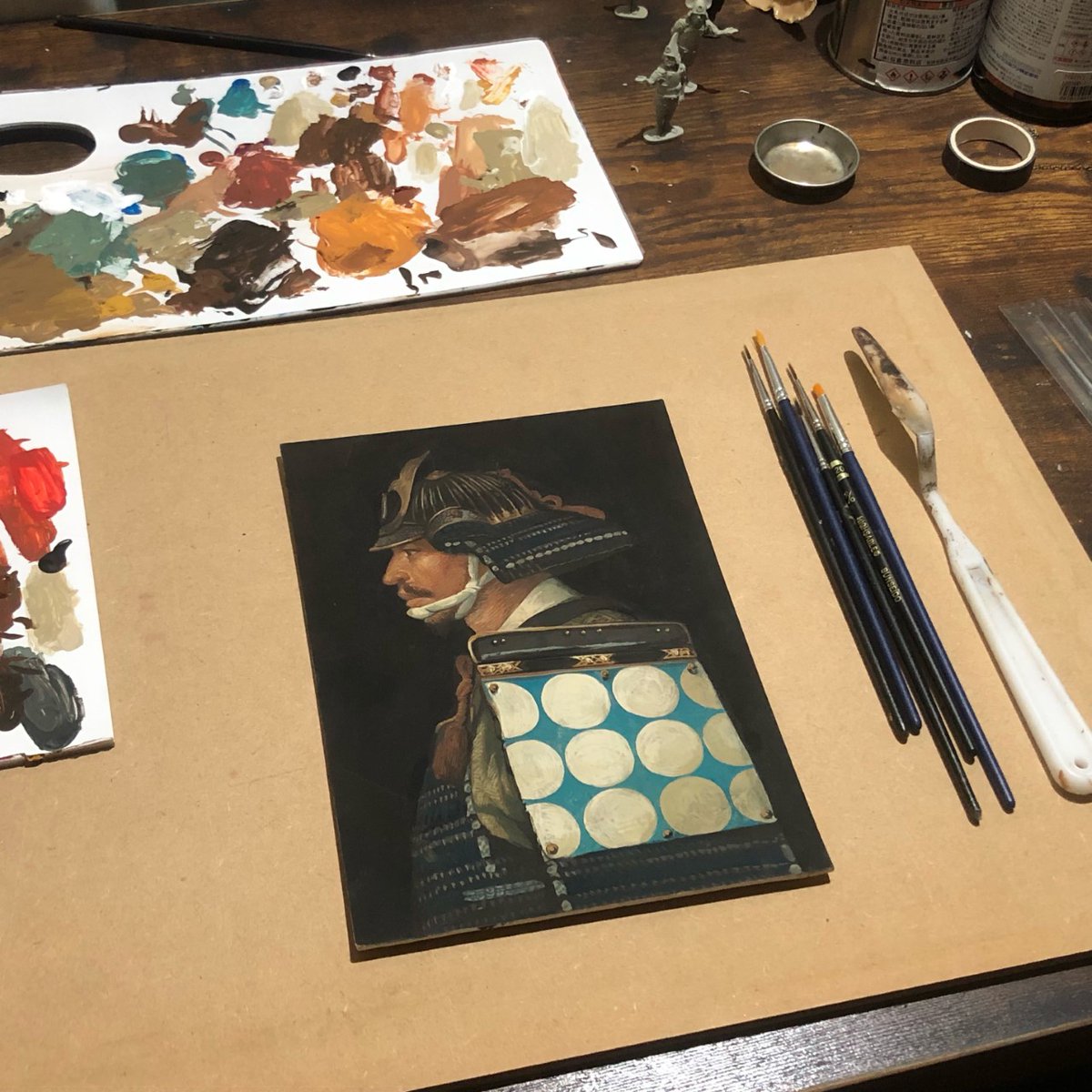 野口さんの絵画は、日本画、洋画、どちらの画風も同じアクリル絵の具で描かれています。

近所の画材屋さんに売っているクサカベさんのアクリル絵の具を愛用しているとの事です。