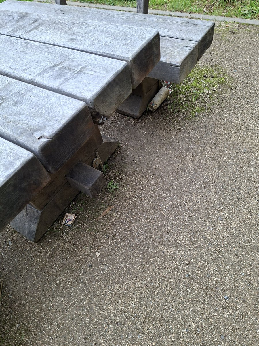 IdaStinkts's tweet image. Die Gemeinde sagt, sie stellt keine Mülleimer an Bänken auf, weil der #Bürger seinen #Müll doch wieder mitnehmen soll.
Der Bürger so: