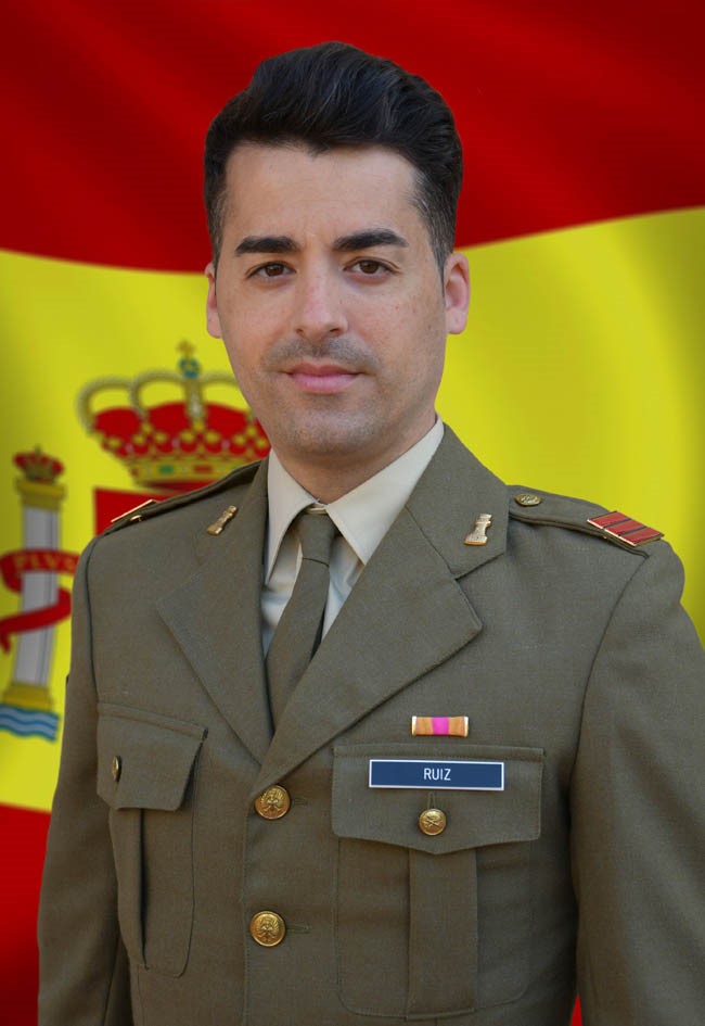 IGE_ET's tweet photo. El  4 de octubre a las seis de la mañana, desde las cámaras de seguridad de la Capitanía General de #Barcelona, se detectó un robo con arma blanca y  agresión en la vía pública.
Rápidamente, dos componentes de la Guardia de Seguridad, el Cabo Fernando García Ruiz y el Soldado Carlos Bernal Pérez, destinados en la Inspección General del Ejército #IGE, persiguieron y retuvieron al individuo hasta que llegó la policía.
Gracias a las imágenes tomadas y a su valiente actuación, se pudo facilitar pruebas y recuperar lo robado.