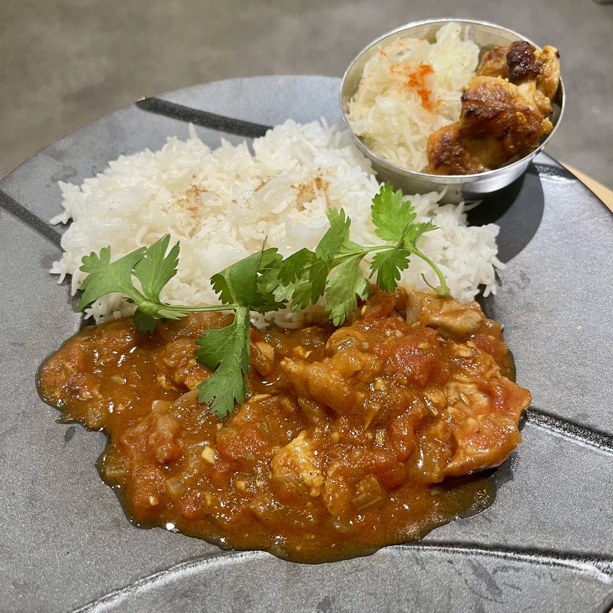 tomohiro3210's tweet image. 「BeeHive」
「チキンカレー」
誰もが食べやすい
誰もが美味しいと思うチキンカレー
ちょいピリ辛で心地よい刺激
みんな好きだと思う
タンドリーチキンも美味美味
#BeeHive #旗の台 #カレー
#チキンカレー