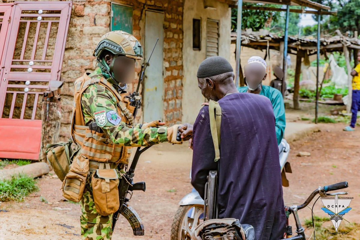 #PhotoDeLaSemaine L'un, jeune, soldat, engagé dans les Forces Armées Nationales. L'autre, la soixantaine révolue, civil et Volontaire pour la Défense de la Patrie.

#vaincre_le_terrorisme_ensemble
Adjudant Ilboudo Augustin
Source : EMGA
#Burkina24