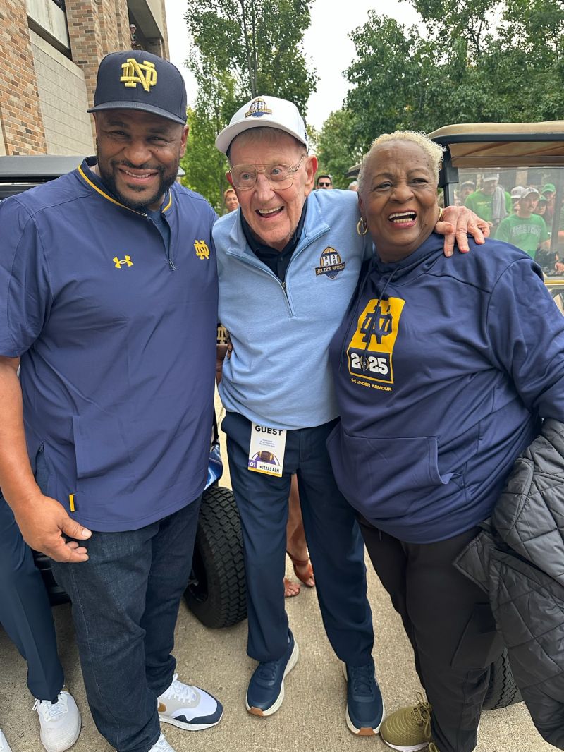 JeromeBettis36's tweet image. I still remember when Coach Holtz came to my house to recruit me. He didn’t just talk to me as an athlete…he talked to me as a young man. And he spoke to my mom as a mom. He promised her I’d be taken care of at @NotreDame. That respect and trust left an impact on me that’s…