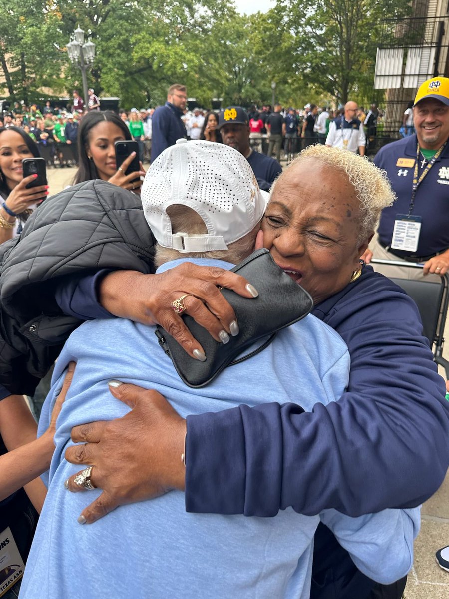 JeromeBettis36's tweet image. I still remember when Coach Holtz came to my house to recruit me. He didn’t just talk to me as an athlete…he talked to me as a young man. And he spoke to my mom as a mom. He promised her I’d be taken care of at @NotreDame. That respect and trust left an impact on me that’s…