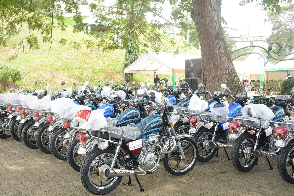 MINCOM_CI's tweet image. 🗞️ 100 ordinateurs, 10 véhicules, 50 motos et des dotations en carburant (300 millions FCFA) remis aux acteurs des médias 🎁
Le Ministre Amadou Coulibaly réaffirme le soutien du Gouvernement pour une couverture électorale responsable et professionnelle.

#CommunicationCI