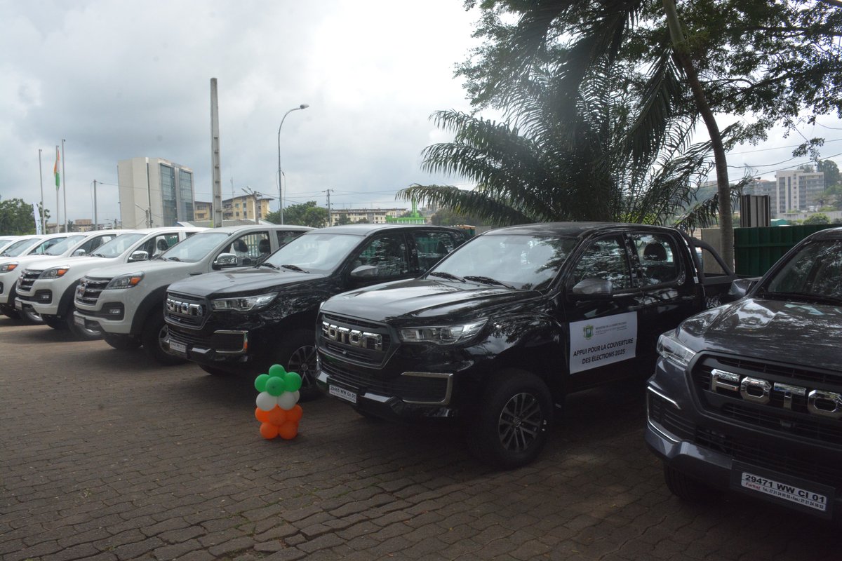 MINCOM_CI's tweet image. 🗞️ 100 ordinateurs, 10 véhicules, 50 motos et des dotations en carburant (300 millions FCFA) remis aux acteurs des médias 🎁
Le Ministre Amadou Coulibaly réaffirme le soutien du Gouvernement pour une couverture électorale responsable et professionnelle.

#CommunicationCI