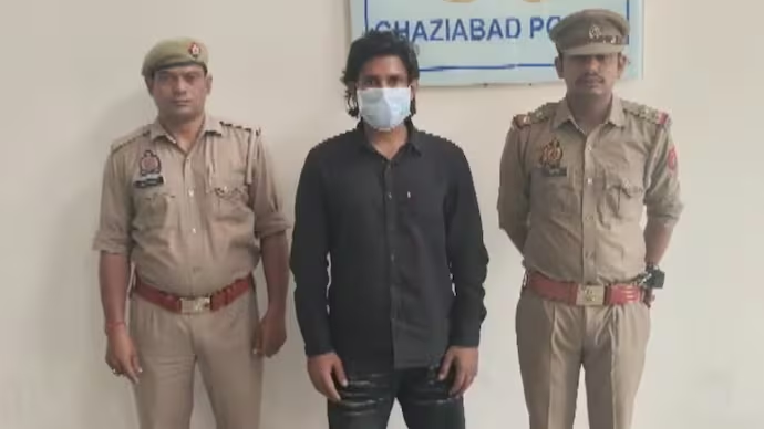 IndiaToday's tweet photo. Ghaziabad's Khoda Police has arrested Bhojpuri actor, IPL commentator, and YouTuber #ManiMeraj, who has millions of followers, from Patna, Bihar.
The arrest follows a complaint filed on September 18 by a fellow woman YouTuber, accusing him of rape, forced religious conversion, abortion, and fraud. The accused was brought to Ghaziabad after the police obtained a transit remand.
Read more: https://t.co/EAqqcv0pNX | @GhaziabadMayank
