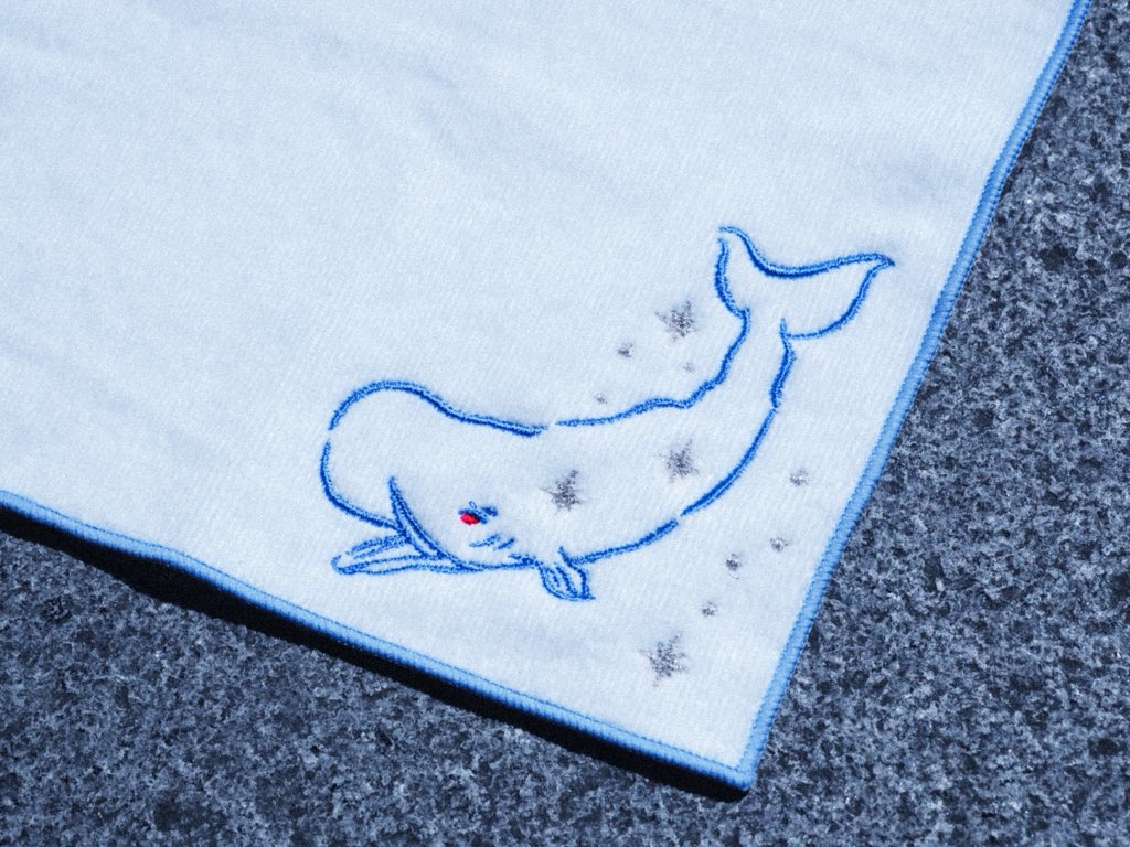 ／
#バケモノの子 #フィルムコンサート
オリジナルグッズ公開🤩
＼

刺しゅうハンドタオル（¥1,500）

クジラのモチーフ🐳
キラキラの銀糸で彩られており、
つい持ち歩きたくなるアイテム☺️

詳細はこちら👇
promax.co.jp/bakemono-no-ko/