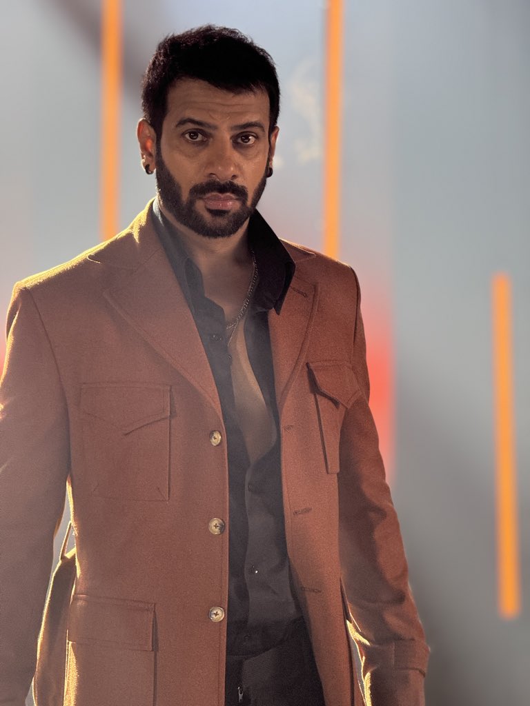 KaranVeerMehra's tweet image. Zindagi Mein Ghum Hai, Ghum Mein Dard Hai
Dard Mein Maza Hai, Aur Maze Mein Hum Hai ! 

1 year this day thank you #fanmily #biggboss #bb18