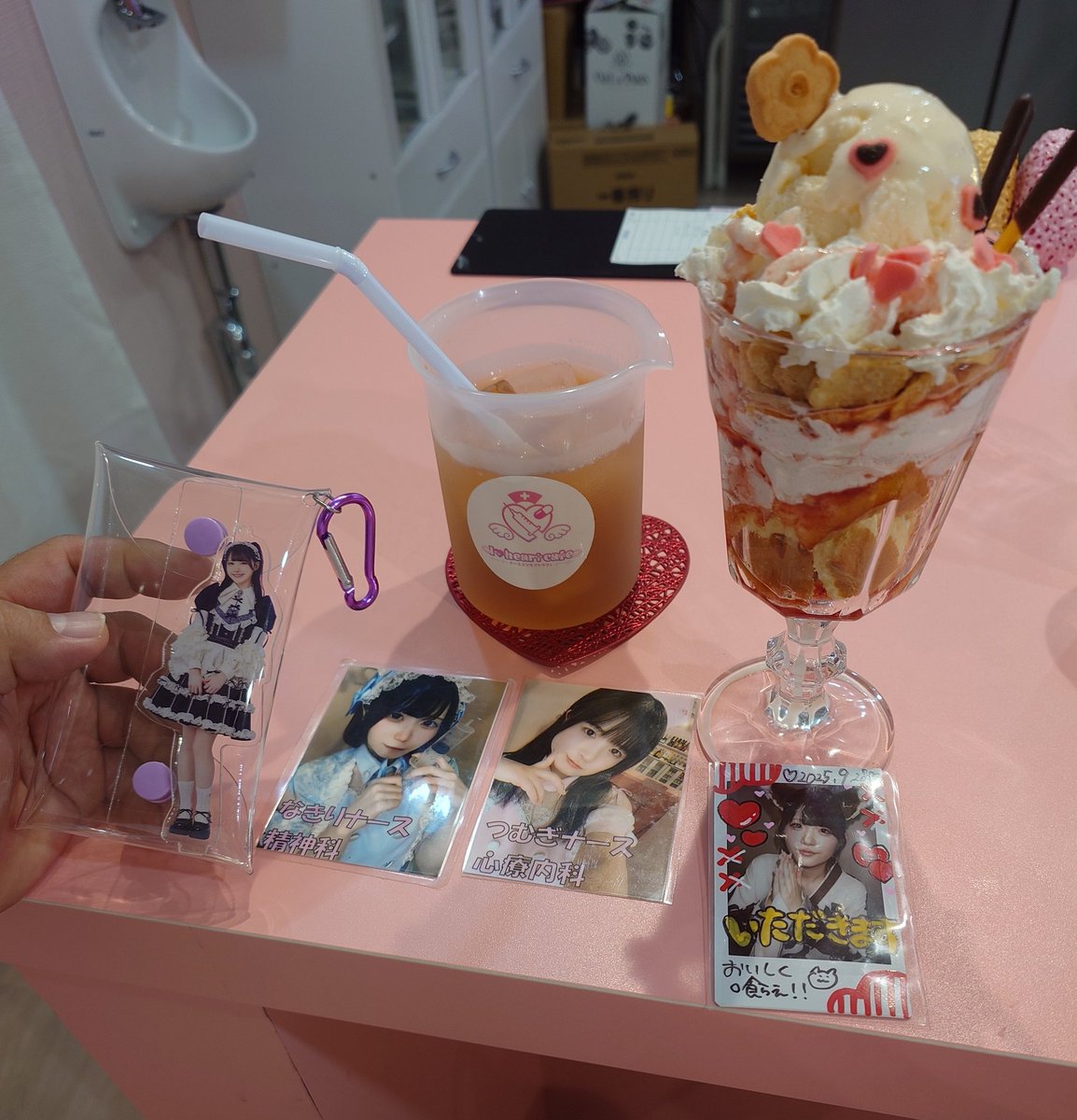 threeupfour's tweet image. またもや #ドカ食い気絶部(笑)
 パフェとか初めて食べた🍼🍬🤍
 #らっこちゃんいただきます🦦

#ラブハー🏥