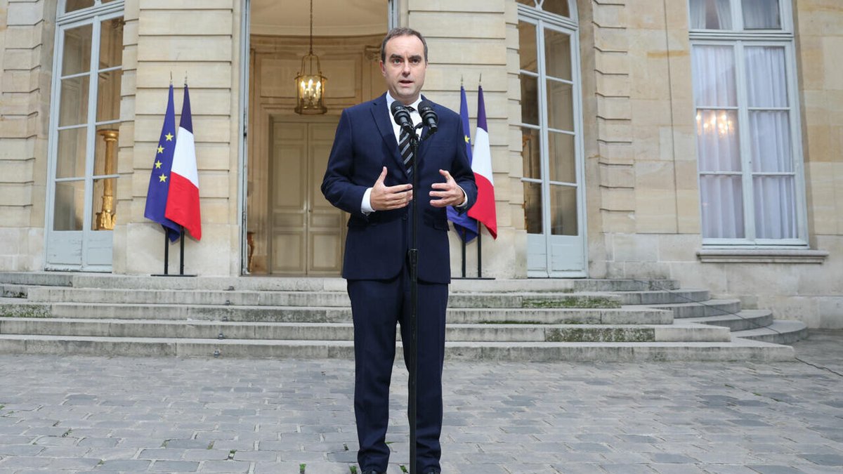 France24_fr's tweet photo. Lecornu a remis sa démission à Macron qui l'a acceptée (Elysée)
➡️ https://t.co/PUVL8sDOD2 https://t.co/9KCaZQzwMp