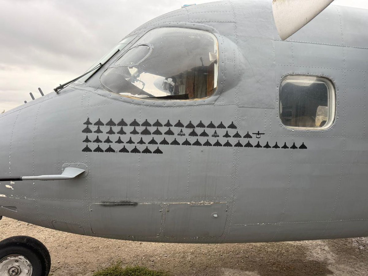 Український літак Ан-28, який використовують в ролі «мисливця на Шахедів» і відмітки збитих ним БПЛА. Повідомляється, що загалом ним збито 70 цілей.Десь заплакав один нідерландський F-35 за сотні мільйонів доларів, який хвастався однією відміткою збитої пінопластової «Гербери».