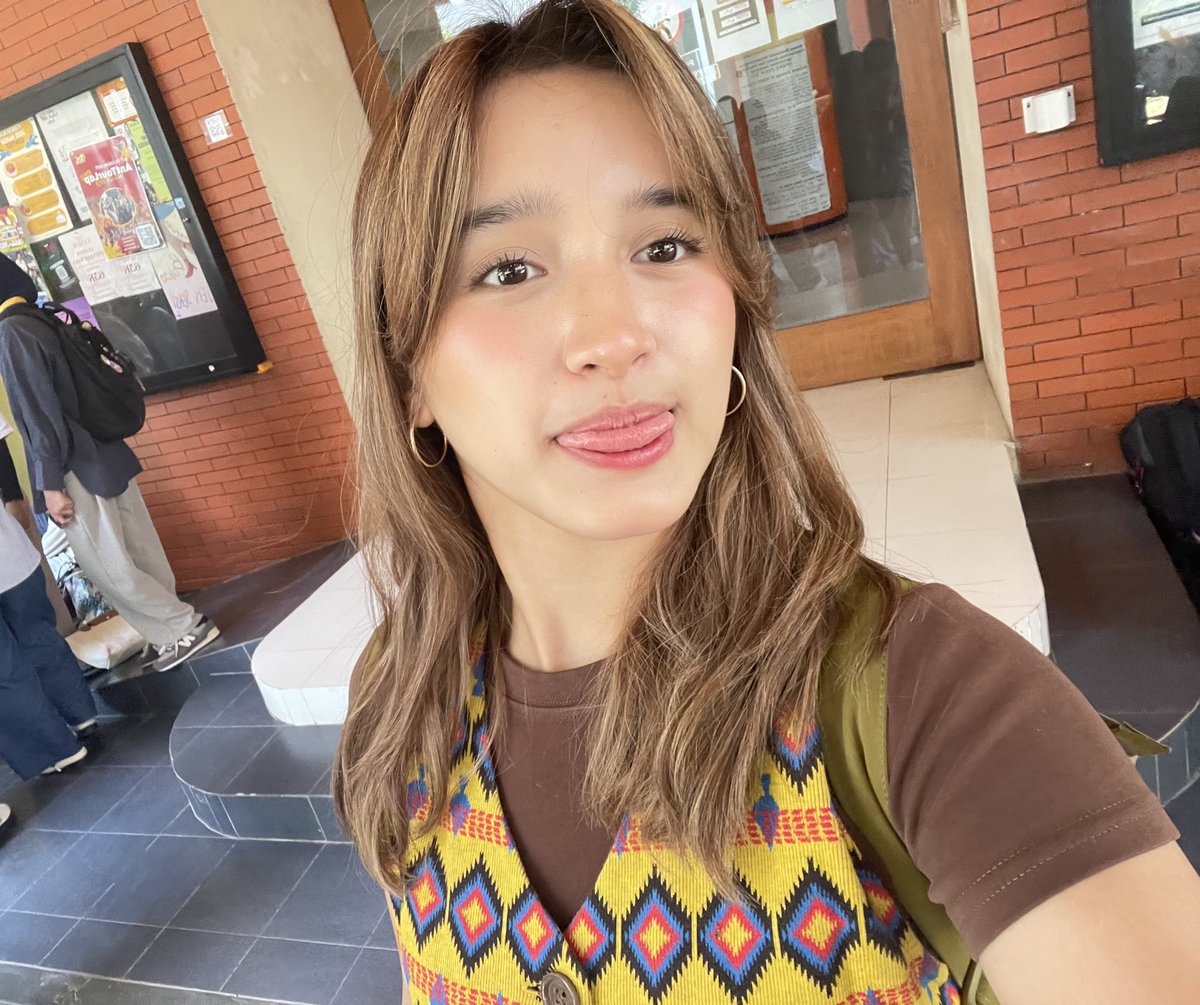 fmilymart's tweet photo. poni ku debut https://t.co/5Ucq9ecaof