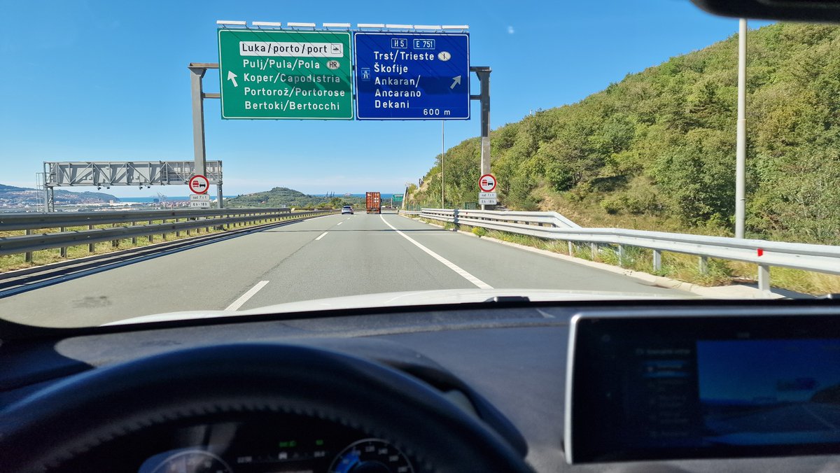 ⚡ Dongfeng Seres 3 (2023) – poceni električni SUV iz Kitajske!
🔋 53 kWh baterija | ⚙️ 120 kW | 🚀 0–100 km/h v ~9 s
💶 Po subvenciji le 13.500 € – super za mestne voznike! 🏙️
👉 Več: dems.si/dems-ov-test-d…
#Seres3 #ElektričniAvto #DEMS ⚡