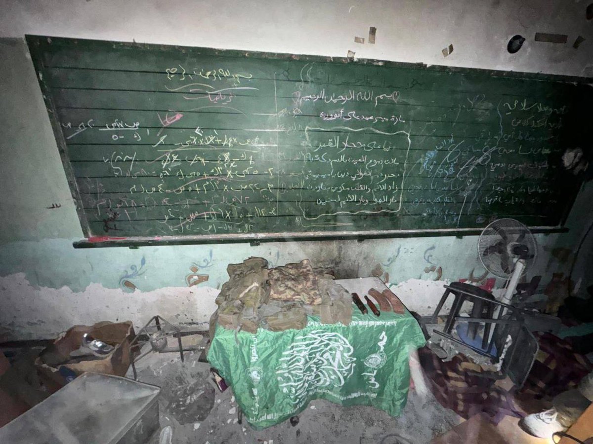 HamasAtrocities's tweet image. A school in Gaza:
Hamas flag? ☑️
Ammunition? ☑️
Military gear? ☑️