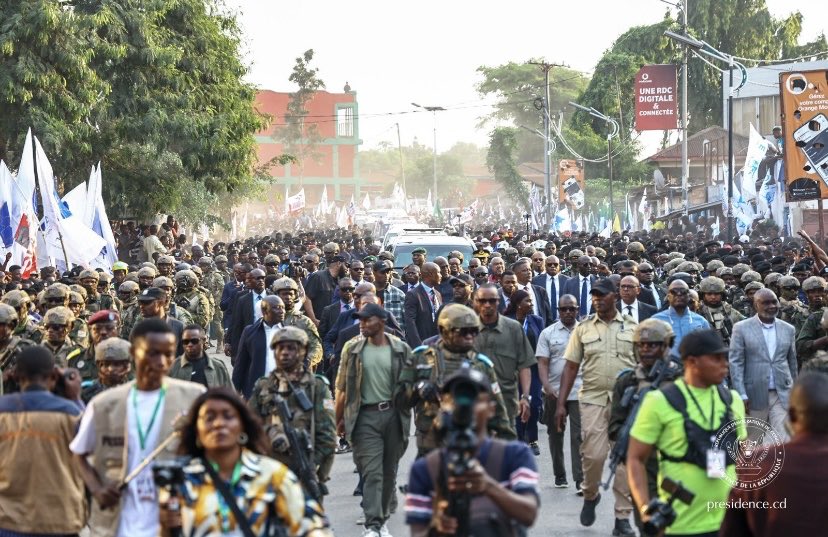 JovahnieT's tweet image. #RDC  Les Kasaïens sont extrêmement joyeux de recevoir leur fils , et encore plus heureux de le voir venir inaugurer ce beau bijou construit sur la terre du Kasaï 🇨🇩✌️ @fatshi13