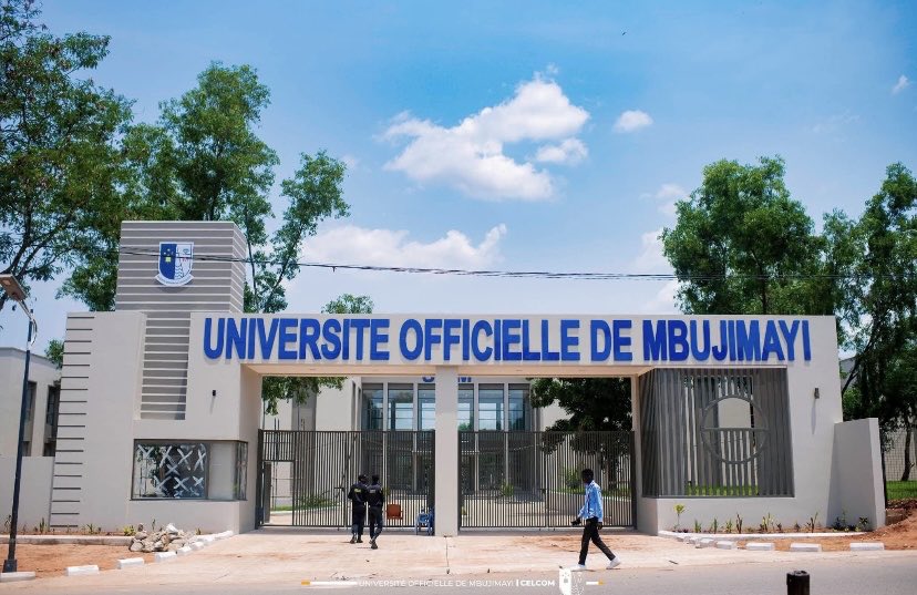 JovahnieT's tweet image. #RDC  Les Kasaïens sont extrêmement joyeux de recevoir leur fils , et encore plus heureux de le voir venir inaugurer ce beau bijou construit sur la terre du Kasaï 🇨🇩✌️ @fatshi13