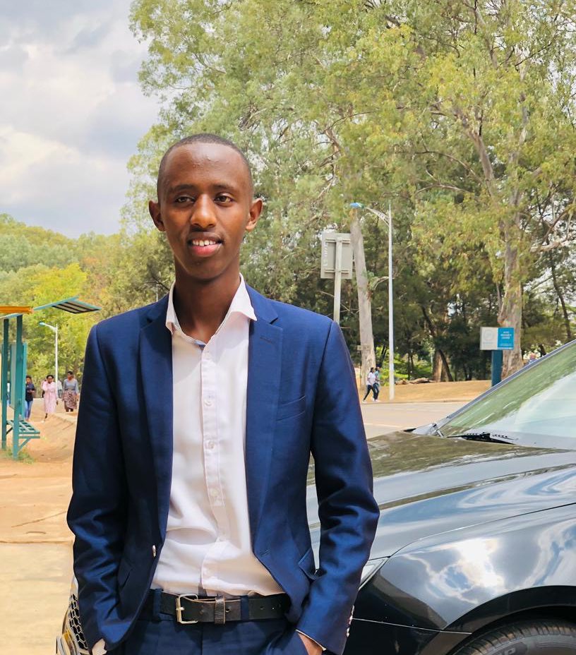 #UyuMunsiMuMateka
#6Ukwakira

Havutse Hirwa Jimmy, uzwi cyane nka <a href="/Inkotanyi_Imena/">𝗠𝗽𝗶𝗹𝗶𝗺𝗯𝗮𝗻𝘆𝗶/ARCHIVES 🇷🇼❤️</a> umusore muto utari gito, Umunyamategeko ukunda Inkotanyi n’amateka yazo, usabana cyane.
Azwi mu kudusangiza archives z’Inkotanyi, akandika amateka yazo, ndetse akagira uruhare rukomeye mu guhugura