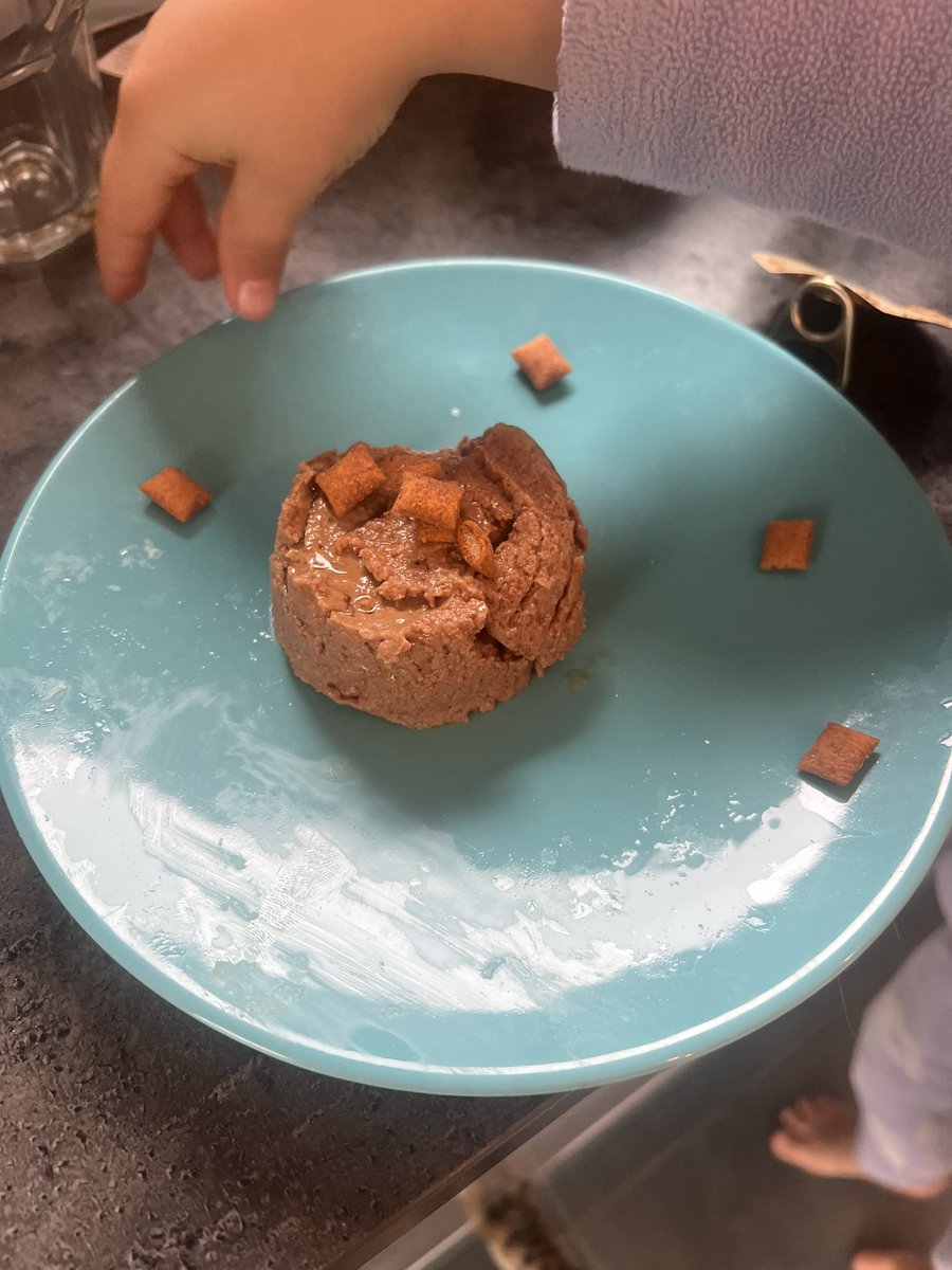 mamacahouete's tweet photo. Dimanche matin j entend ma fille de 6 ans dans la cuisine :
-tu fais quoi ma puce? 
- je prépare un brunch! 
-c est très gentil , je descends t aider 
….
Elle a préparé un petit dej uniquement pour le chat 😆 https://t.co/3kJZqz1YMG