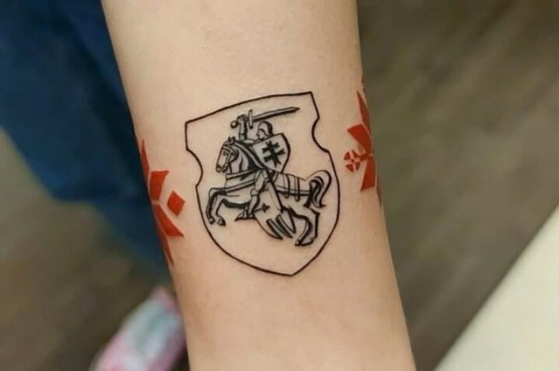 Сяргей Спарыш распавёў, як у магілёўскай калоніі палітвязню гвалтоўна знішчылі татуіроўку з «Пагоняй»

«Палітвязня звязалі, выклікалі спецыяльнага майстара з волі, які займаўся татуіроўкамі. І ён гвалтоўна ў гэтага звязанага чалавека перабіў татуіроўку».

spring96.org/be/news/118811