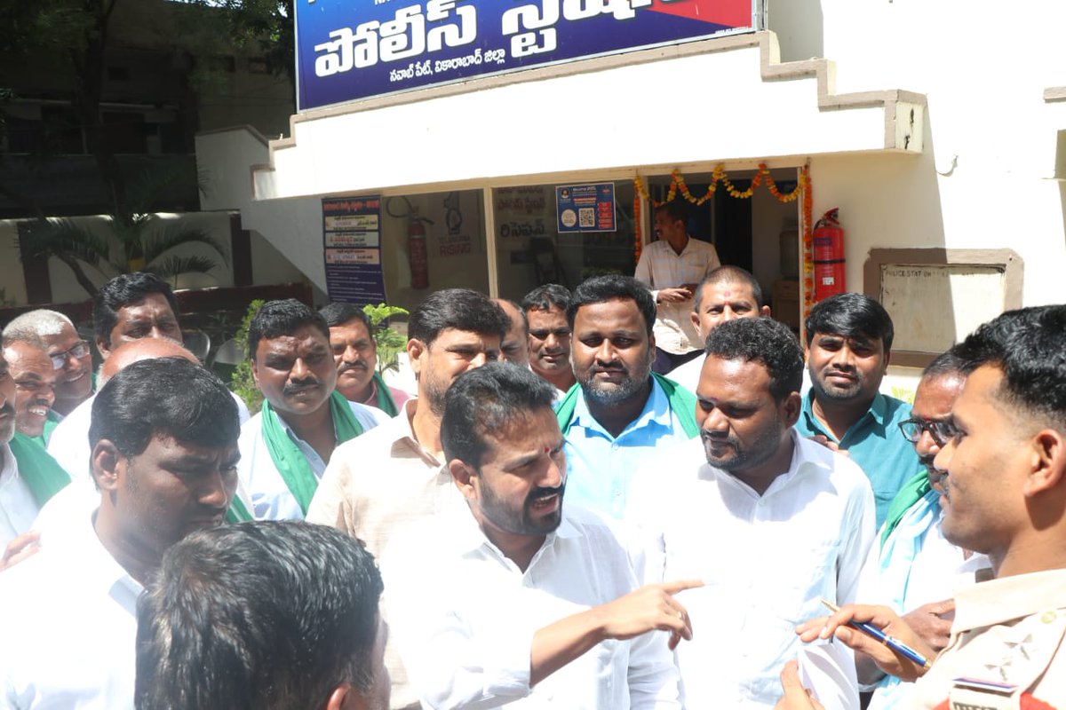 DrAnandMethuku's tweet photo. *రైతులను పోలీస్ స్టేషన్లో పెట్టడం దుర్మార్గం : మెతుకు ఆనంద్*

అక్రమం���ా అరెస్టు చేసి *నవాబ్ పేట్* పోలీస్ స్టేషన్ కు తరలించిన  *RRR (రీజనల్ రింగ్ రోడ్) బాధిత రైతులను* పరామర్శించిన వికారాబాద్ జిల్లా BRS పార్టీ అధ్యక్షులు, మాజీ ఎమ్మెల్యే *డాక్టర్ మెతుకు ఆనంద్* గారు.

🔶 అక్రమంగా అరెస్టు చేసిన రైతులను వెంటనే విడుదల చేయాలని జిల్లా SP గారిని (ఫోన్లో) కోరారు.

🔶మాజీ మంత్రివర్యులు, మహేశ్వరం ఎమ్మెల్యే *సబితా ఇంద్రారెడ్డి* గారితో ఫోన్ లో  మాడ్లడించి రైతులకు భరోసా కల్పించారు.

ఈ సందర్భంగా ఆయన మాట్లాడుతూ..

🔶 మాజీ మంత్రివర్యులు, మహేశ్వరం ఎమ్మెల్యే *సబితా ఇంద్రారెడ్డి* గారిని కలవడానికి వెళ్తున్న రైతులను అక్రమంగా అరెస్టు చేయడాన్ని తీవ్రంగా ఖండిస్తున్నాను.

🔶 ఈ కాంగ్రెస్ పాలనలో ప్రజలకు వారి ప్రజాప్రతినిధులను కలిసి, తమ బాధలు ��ివరించుకునే స్వేచ్ఛ కూడా లేకుండా పోయింది.

🔸 రైతుల నిర్బంధాలతో భూసేకరణ చేయడం తగదు.

🔶 అధికారాన్ని అడ్డం పెట్టుకొని తప్పులతో జీవోలు జారీ చేసి, రైతులను అక్రమంగా అరెస్టు చేస్తూ భయభ్రాంతులకు గురి చేయడమేనా ఇందిరమ్మ రాజ్యం అంటే?

🔶 *RRR* (రీజనల్ రింగ్ రోడ్) భూసేకరణ అంశంలో రేవంత్ రెడ్డి సొంత అజెండతో ముందుకు వెళ్తున్నారు. కేంద్ర ప్రభుత్వం ఇచ్చిన ఒరిజినల్ అలైన్‌మెంట�� ప్రకారం మరియు రైతుల పూర్తి అంగీకారంతో మాత్రమే భూ సేకరణ జరపాలి.
 
🔶 RRR విషయంలో రైతుల హక్కులను కాలరాస్తూ ఇష్టానుసారంగా భూములు లాక్కుంటామంటే సహించేది లేదు.

🔶 రైతుల చేతులకు బేడీలు వేయడం, ఇది అన్యాయమని రైతుల పక్షాన నిలబడి మద్దతు తెలిపిన BRS పార్టీ నాయకులను సైతం అరెస్టు చేయడం ఈ ప్రభుత్వానికి ఆనవాయితీగా మారింది.

🔸 ప్రజల పట్ల ఇంత కక్షపూరితంగా వ్యవహరిస్తున్న ఈ రాక్షస ప్రభుత్వానికి రాబోయే స్థానిక సంస్థల ఎన్నికల్లో ప్రజలు తగిన గుణపాఠం నేర్పిస్తారు.

ఈ కార్యక్రమంలో TSEWIDC మాజీ చైర్మన్ *నాగేందర్ గౌడ్* గారు, నాయకులు *భరత్ రెడ్డి, విజయ్* లతో పాటు BRS శ్రేణులు మరియు *చించల్పేట్, చిట్టి గిద్ద గ్రామ రైతులు* పాల్గొన్నారు.

@BRSparty 
@KTRBRS 
@BRSHarish 
@BrsSabithaIndra 
@RSPraveenSwaero