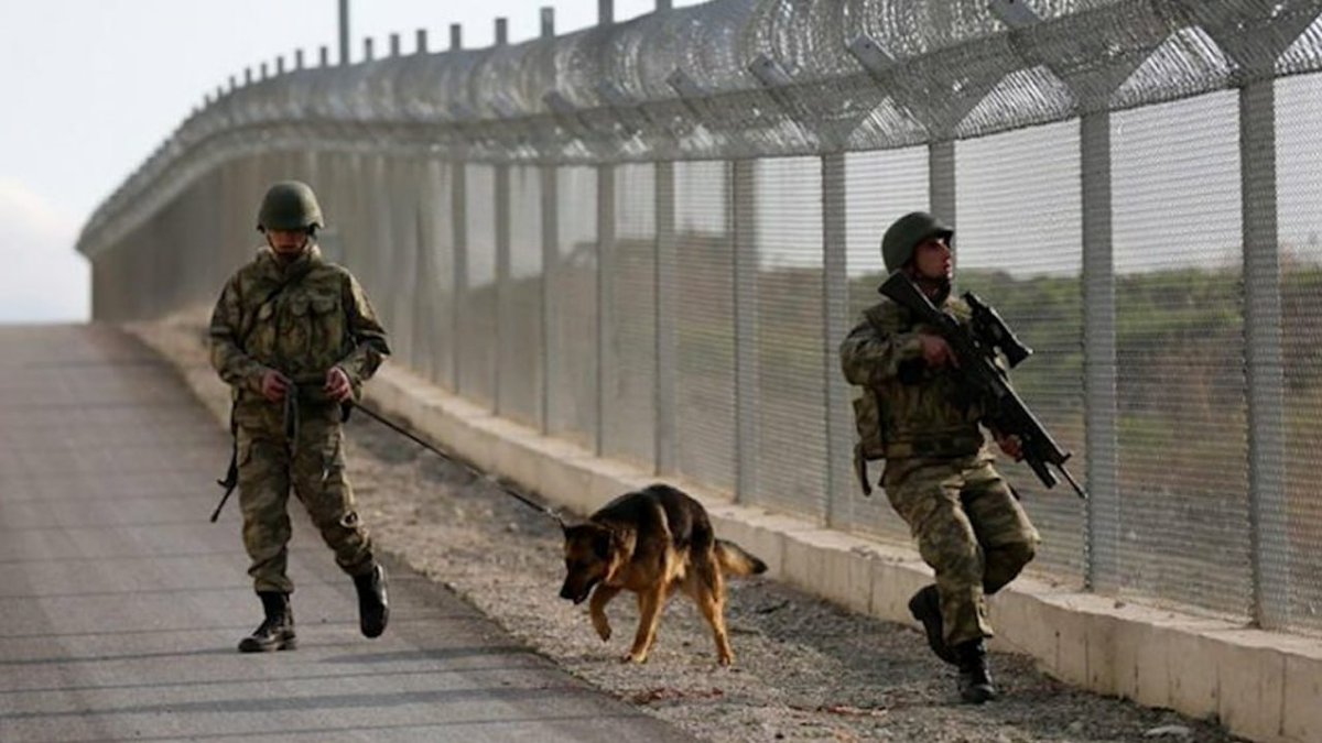 Rojava_Post's tweet image. #Turkish gendarmerie assaults 6 young #Syrian men as 

they attempt to enter Türkiye.

#ROJAVA_POST