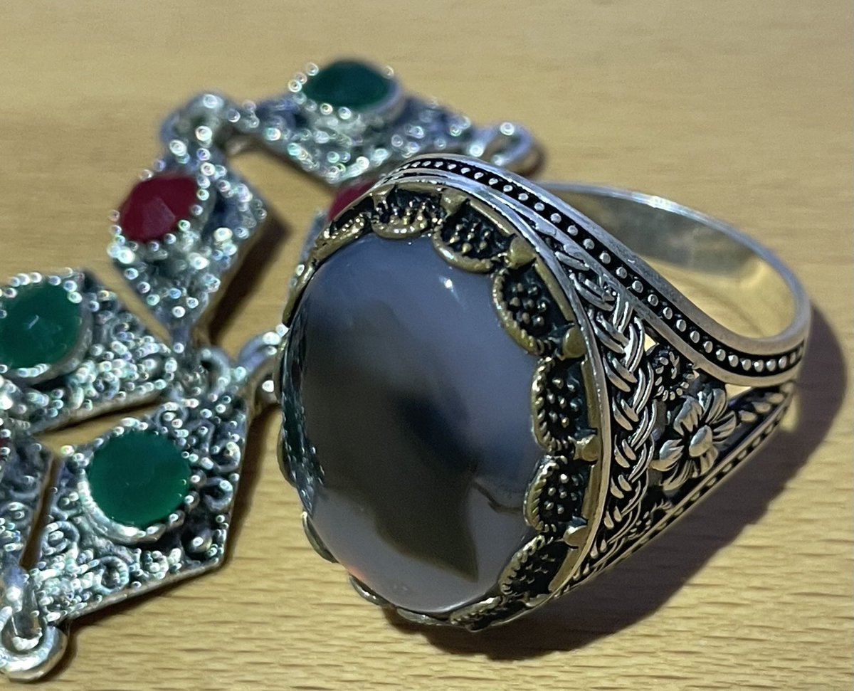 piperitum's tweet photo. 大阪万博イエメンパビリオンの思い出品。指輪の側面の装飾が綺麗と伝えると、私の地方のデザインだと言っていた（と思う）。早く内戦が終わって皆さんの日常が戻りますように。　#Yemen https://t.co/GhKT9NIFpI