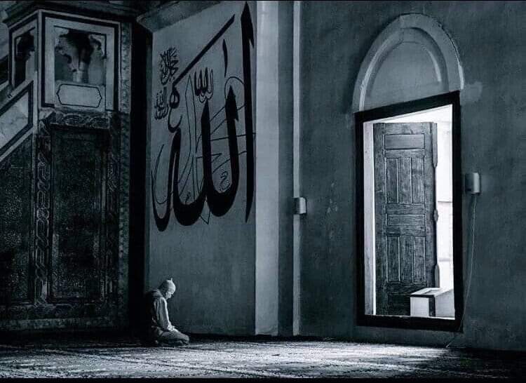 Ariflerden birine; 
“İbadet nedir” diye sordular:
O da “İbadet, Allah’ın Razı olduğu şeyi yapmaktır.” dedi. 

“Peki ya Kulluk nedir” diye sordular:
O da “Allah’ın yaptığı şeye Râzı olmaktır.” diye cevap verdi...