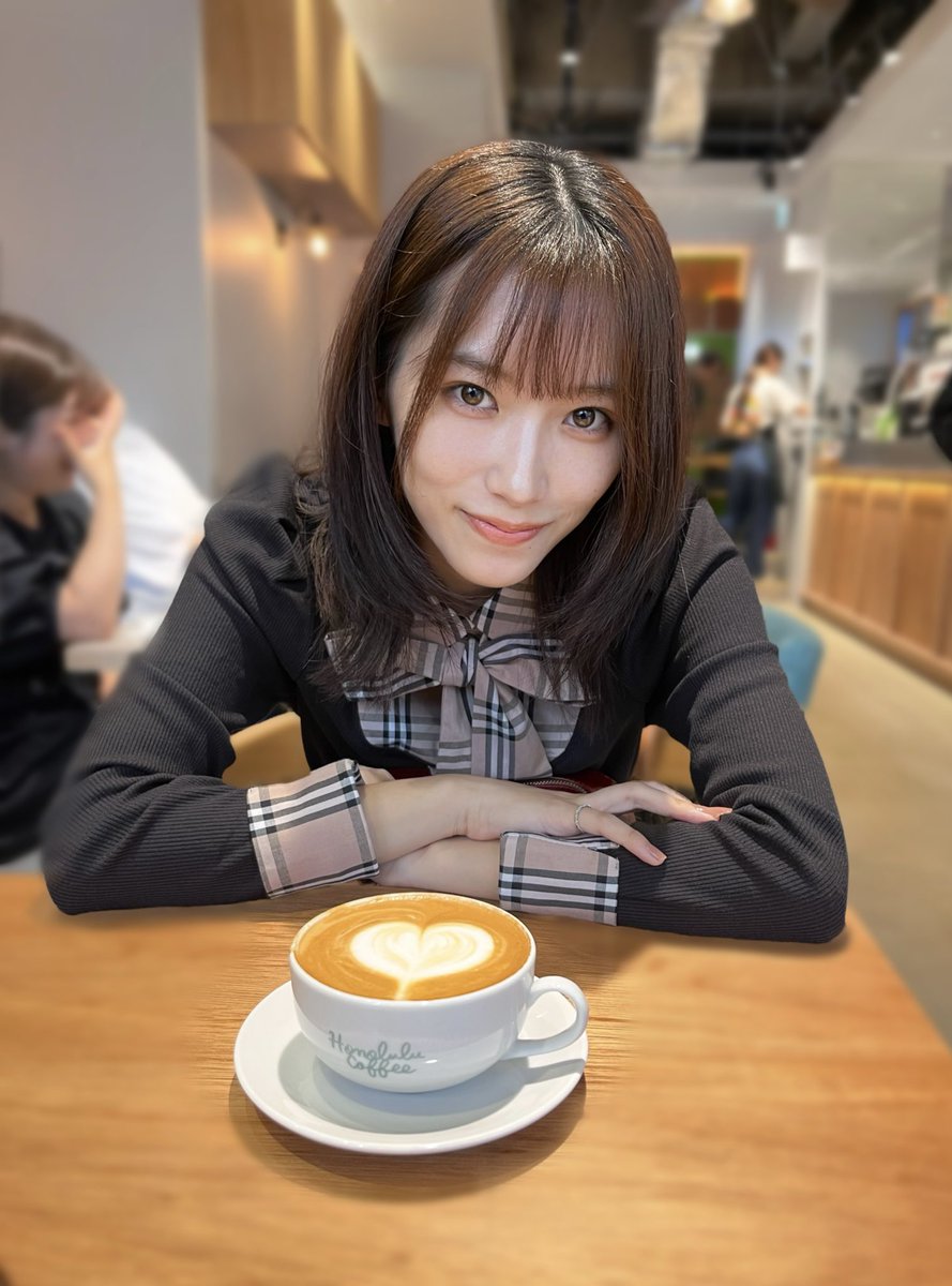 22歳になりました。隣の方のビンテージバッグが素敵だけど、私も革製だから年取ってエイジングされていけばカッコよくなるよね？