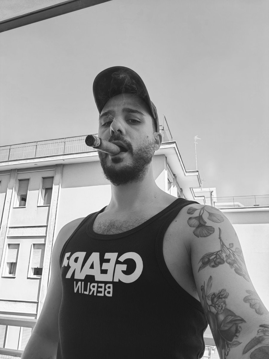lthrintraining's tweet photo. ⬜⬛ 🚬
#Smokinghunks #Smokingfetish #Cigarsmoker #Cigartime #Stogietime #Stogiebro https://t.co/2LmFmULXpN